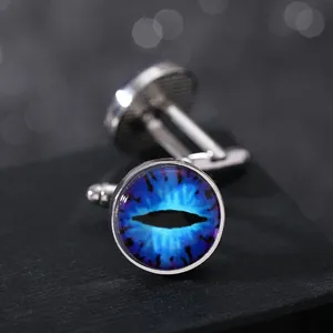 Macro di gemelli in metallo argentato con occhio del diavolo blu e finitura lucida