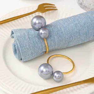 Set anelli per tovaglioli a forma di U in oro champagne con doppie perle grigio blu
