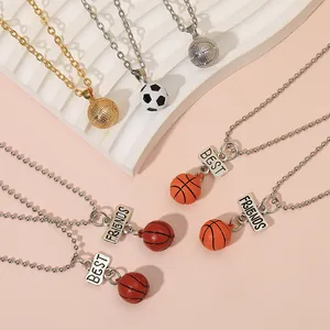 Dettaglio della collana con ciondolo basket e calcio con targhette in metallo Best Friends