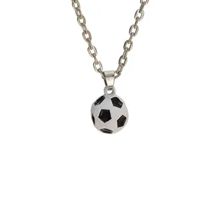 Dettaglio della collana con ciondolo a pallone da calcio con finitura argento e nero