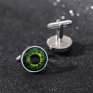 Dettaglio macro di gemelli Occhio del Diavolo in argento con iride in vetro verde e glitter
