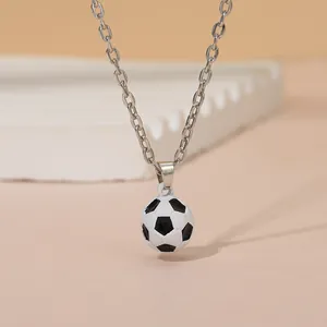 Macro di un classico ciondolo da calcio bianco e nero su una catena a O in metallo argento