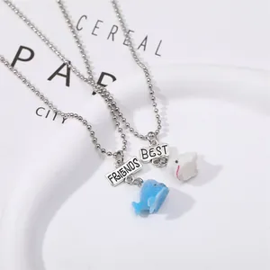 Zwei Best Friends Perlenketten mit blauen und rosa beflockten Delfinanhängern