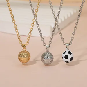 Dettaglio dei ciondoli da basket e calcio con finiture metalliche testurizzate