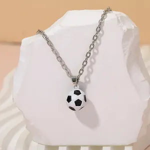 Dettaglio di una collana con pendente a pallone da calcio 3D in bianco e nero