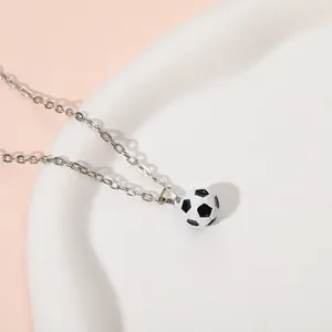 Primo piano della collana in argento con un piccolo ciondolo a forma di calcio bianco e nero