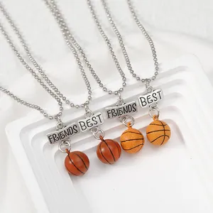 Dettaglio del set di 4 collane Best Friends con ciondolo basket e catena a sfere