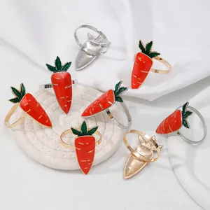 Servilleteros creativos de zanahoria en metal dorado y plateado para la mesa de Pascua