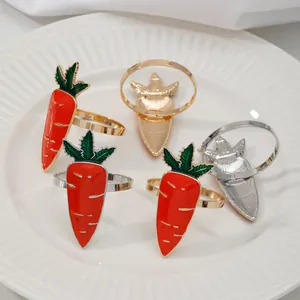 Juego de servilleteros de zanahoria de Pascua pintados sobre un plato de cerámica