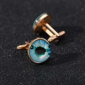 Vista macro dei gemelli placcati in oro con cabochon in vetro blu Devil's Eye