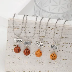 Dettaglio di 4 collane dell'amicizia BFF basket con targhette Best Friends e ciondoli