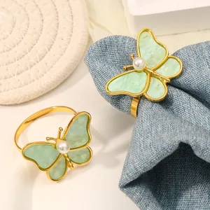 Anillos de servilleta de mariposa dorada con alas verdes y perla para decoración