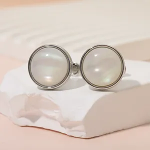 Elegantes gemelos redondos plateados con nácar brillante para hombre y mujer con estilo