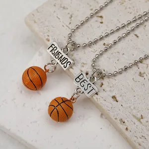 Vista macro dei ciondoli basket Best Friends con targhette su catenine a sfere