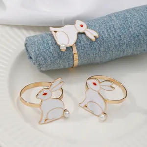 Servilletero de conejo de Pascua con esmalte blanco y detalle de perla elegante