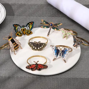 Detalle de servilleteros decorativos con motivos de insectos, esmalte y cristales brillantes