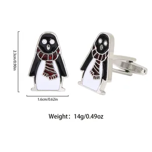 Dettaglio dei gemelli a forma di pinguino con dimensioni 2,3 cm altezza e 1,6 cm larghezza