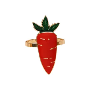 Servilletero de zanahoria roja con hojas verdes y aro de metal dorado para Pascua