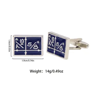 Dettaglio di gemelli da uomo in argento con smalto blu e stampe numeriche bianche