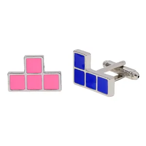 Gemelli creativi in stile Tetris con blocchi di smalto rosa e blu su base in metallo