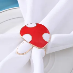 Primo piano dettagliato di un portatovagliolo a forma di fungo rosso e bianco