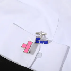 Gemelli creativi in stile Tetris su camicia bianca con finitura in smalto blu e rosa