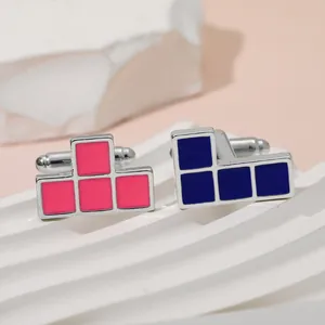 Dettaglio di gemelli da polso in smalto colorato stile Tetris su base in pietra bianca