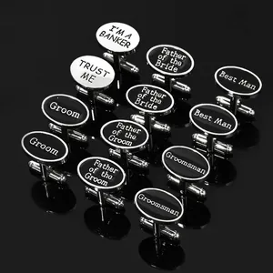 Primer plano de gemelos de metal plateado con texto esmaltado para bodas y trajes