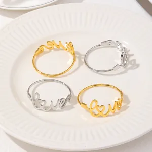 Ronds de serviette Love avec motif cœur en or et argent sur une assiette en céramique