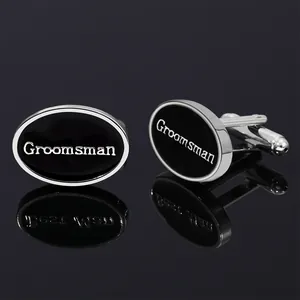 Primer plano de gemelos plateados pulidos con texto Groomsman para trajes de boda