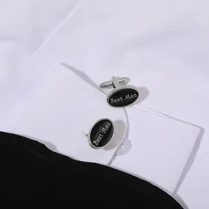 Detalle de gemelos Best Man en plata y esmalte negro sobre el puño de una camisa