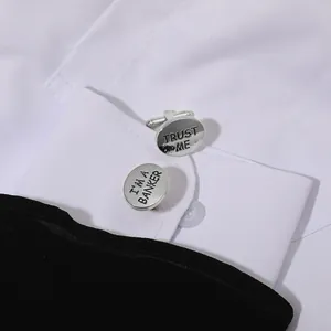 Primer plano de gemelos Banker sobre camisa blanca y manga de traje de negocios negro
