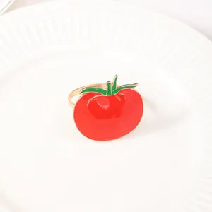 Dettaglio ravvicinato di un portatovagliolo a forma di pomodoro rosso su un piatto di ceramica