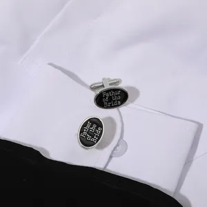 Vista de detalle de gemelos plateados con texto Father of the Bride en puño de camisa