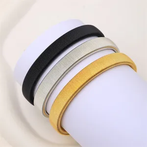 Dreiteiliges Set aus Metall-Federarmbändern in Gold, Silber und Schwarz für Ärmel