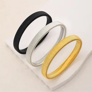 Detailansicht elastischer Metall-Ärmelhalter in Gold, Silber und Schwarz im Set