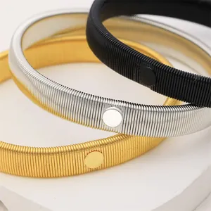 Dreiteiliges Set Metall-Armspangen in Gold, Silber und Schwarz mit elastischer Spirale