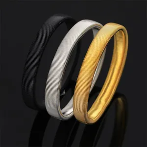 Detailansicht der elastischen Federarmbänder in Schwarz, Silber und Gold aus Metall