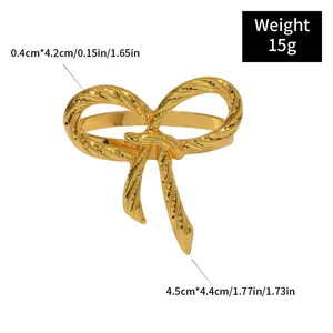 Detalle de servilletero de lazo dorado con medidas de 4,5 cm por 4,4 cm