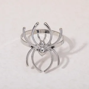 Détail d'un rond de serviette en forme d'araignée argentée pour décoration de table