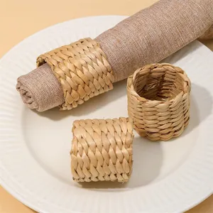 Detalle de servilleteros hechos a mano de paja de maíz para decoración de mesa rústica