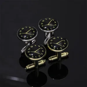Gros plan détaillé de boutons de manchette horloge en or et argent avec cadrans noirs