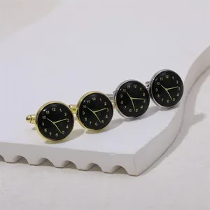 Boutons de manchette montre ronds avec cadran noir et chiffres dorés sur socle en pierre