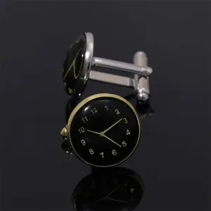 Détails macro de boutons de manchette horloge en métal argenté avec cadran noir à chiffres