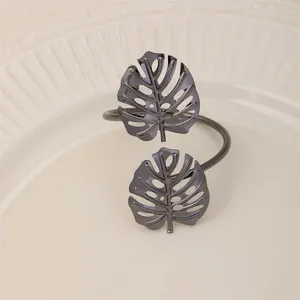 Anello portatovagliolo in metallo con foglia di monstera grigio fumo per tavola elegante