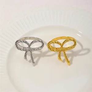 Elegantes servilleteros de lazo en oro y plata con textura metálica para bodas y eventos
