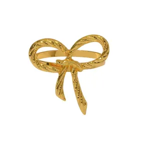 Elegante servilletero de lazo dorado con textura de cuerda para decoración de boda