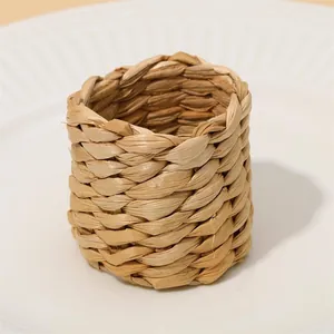 Servilleteros artesanales tejidos con cáscara de maíz natural y jacinto de agua