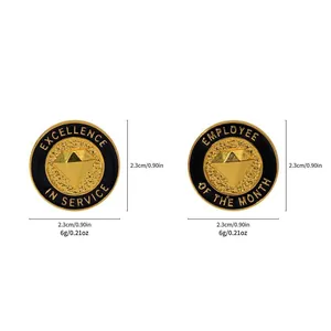 Detailweergave van Excellence in Service en Werknemer van de Maand pins met maten