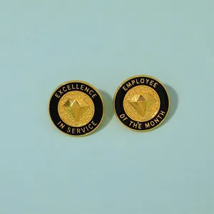 Detail van ronde emaille pins voor Medewerker van de Maand en Uitmuntende Service